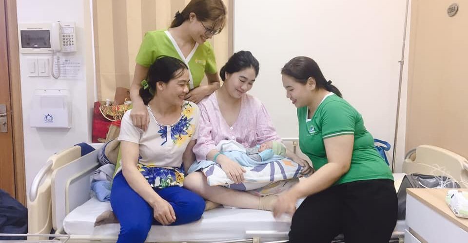 chăm sóc mẹ và bé sau sinh tại bệnh viện